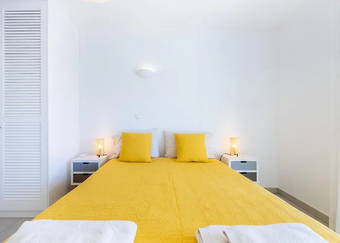 Coolhouses Algarve Luz, 3 Bed Townhouse, Lovely Sea Views, Village Centre, Casa Limoeiro 54lbc Tatil Evi *