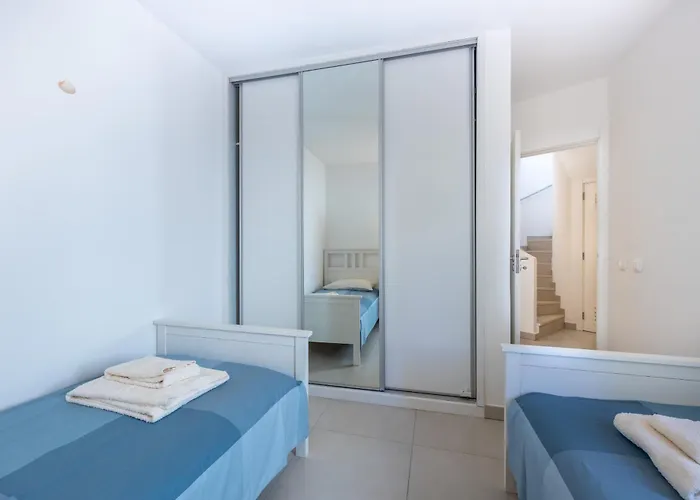 Coolhouses Algarve Luz, 3 Bed Townhouse, Lovely Sea Views, Village Centre, Casa Limoeiro 54lbc Tatil Evi