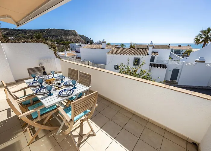 Coolhouses Algarve Luz, 3 Bed Townhouse, Lovely Sea Views, Village Centre, Casa Limoeiro 54lbc Tatil Evi
