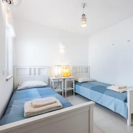 Coolhouses Algarve Luz, 3 Bed Townhouse, Lovely Sea Views, Village Centre, Casa Limoeiro 54lbc Hébergement de vacances Luz