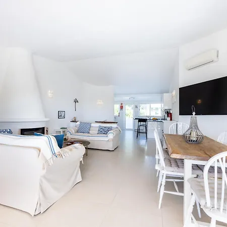 Coolhouses Algarve Luz, 3 Bed Townhouse, Lovely Sea Views, Village Centre, Casa Limoeiro 54lbc Hébergement de vacances Luz