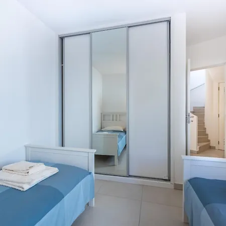 Coolhouses Algarve Luz, 3 Bed Townhouse, Lovely Sea Views, Village Centre, Casa Limoeiro 54lbc Hébergement de vacances